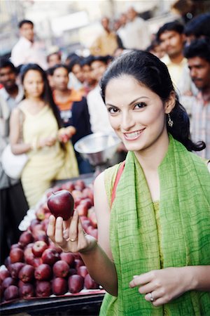 simsearch:630-01131029,k - Portrait of a young woman holding an apple Foto de stock - Royalty Free Premium, Número: 630-01130973