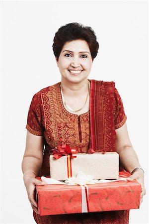 simsearch:630-01131008,k - Portrait of a mature woman holding gifts Foto de stock - Sin royalties Premium, Código: 630-01131008