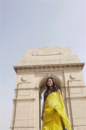 Low angle view of a young woman standing in front of a monument, India Gate, New Delhi, India Fotografie stock - Premium Royalty-Free, Codice: 630-01131276