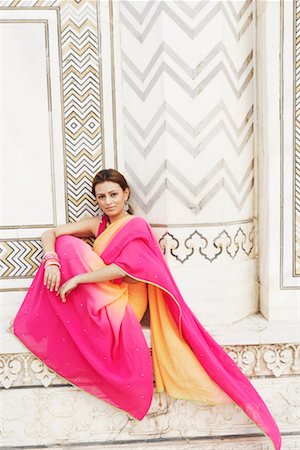 photos saris taj mahal - Portrait of a young woman sitting in a mausoleum, Taj Mahal, Agra, Uttar Pradesh, India Stock Photo - Premium Royalty-Free, Code: 630-01131287