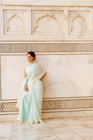 photos saris taj mahal - High angle view of a young woman standing in a mausoleum, Taj Mahal, Agra, Uttar Pradesh, India Stock Photo - Premium Royalty-Free, Code: 630-01131295