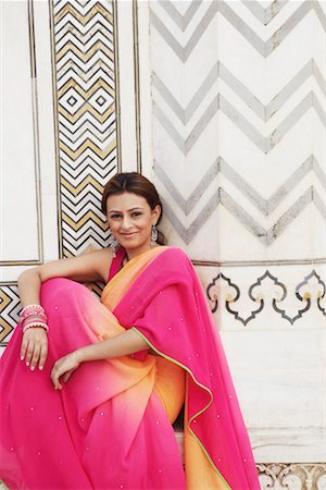 photos saris taj mahal - Portrait of a young woman sitting in a mausoleum, Taj Mahal, Agra, Uttar Pradesh, India Stock Photo - Premium Royalty-Free, Code: 630-01131344