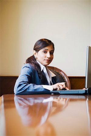 simsearch:630-02220797,k - Portrait d'une femme d'affaires à l'aide d'un ordinateur portable Photographie de stock - Premium Libres de Droits, Code: 630-01131346