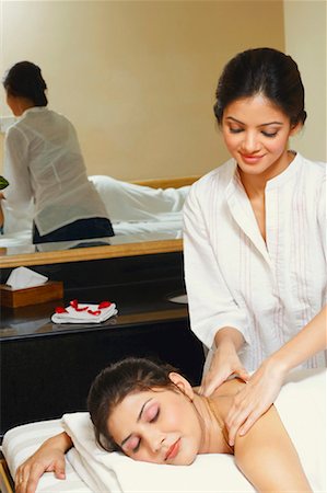 simsearch:630-01131387,k - Young woman getting a shoulder massage from a massage therapist Fotografie stock - Premium Royalty-Free, Codice: 630-01131472