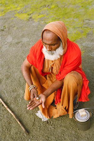 simsearch:630-01080507,k - High angle view of a priest rubbing tobacco in his palm, Agra Uttar Pradesh, India Foto de stock - Sin royalties Premium, Código: 630-01131492