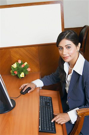 formal mouse computer - Portrait d'une femme d'affaires travaillant sur un ordinateur Photographie de stock - Premium Libres de Droits, Code: 630-01131571
