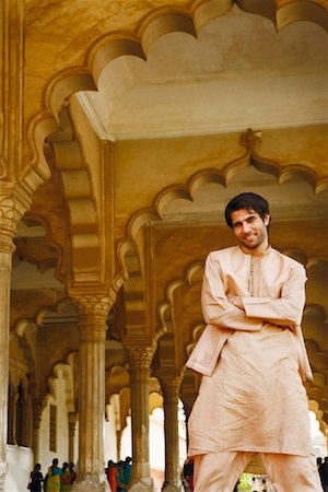 simsearch:630-01128444,k - Portrait d'un jeune homme debout avec les bras pliés et souriant, Fort d'Agra, Agra, Uttar Pradesh, Inde Photographie de stock - Premium Libres de Droits, Code: 630-01131589