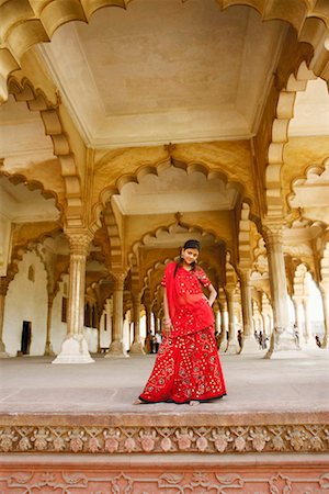 Portrait of a young woman standing with her hand on her hip Agra Fort, Agra, Uttar Pradesh, India Foto de stock - Sin royalties Premium, Código: 630-01131583