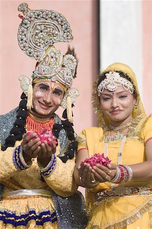 simsearch:630-01191624,k - Portrait of two performers holding rose petals at an elephant festival, Jaipur, Rajasthan, India Foto de stock - Sin royalties Premium, Código: 630-01191624