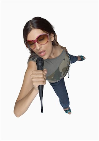 simsearch:630-01191733,k - Vue grand angle d'une jeune femme chanter dans un microphone Photographie de stock - Premium Libres de Droits, Code: 630-01191654