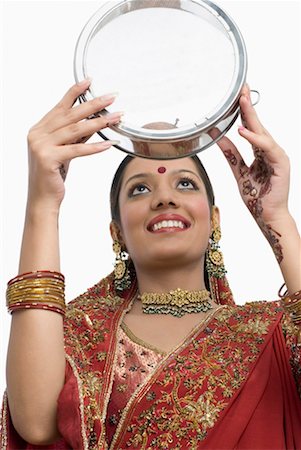 simsearch:630-01192957,k - Close-up of a young woman looking through a sieve Fotografie stock - Premium Royalty-Free, Codice: 630-01191966