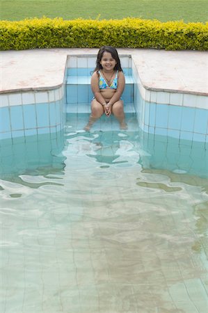 Girl sitting on steps at the poolside and smiling Foto de stock - Sin royalties Premium, Código: 630-01192052