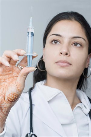 doctor syringe close up - Close-up of a female doctor holding a syringe Stock Photo - Premium Royalty-Free, Code: 630-01192130