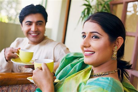 Young couple holding cups of tea Foto de stock - Sin royalties Premium, Código: 630-01192269