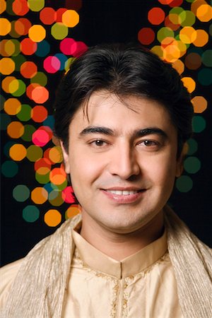 simsearch:630-01192929,k - Porträt eines jungen Mannes tragen traditionelle indische Kleidung und Lächeln Stockbilder - Premium RF Lizenzfrei, Bildnummer: 630-01192388