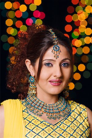 simsearch:630-01192186,k - Porträt einer jungen Frau tragen traditionelle indische Kleidung und Lächeln Stockbilder - Premium RF Lizenzfrei, Bildnummer: 630-01192390