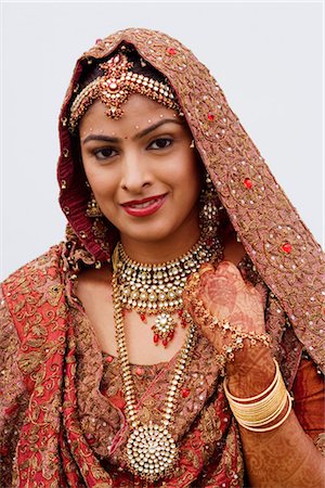 Portrait of a bride in a traditional wedding dress Stock Photo - Premium Royalty-Free, Code: 630-01192908