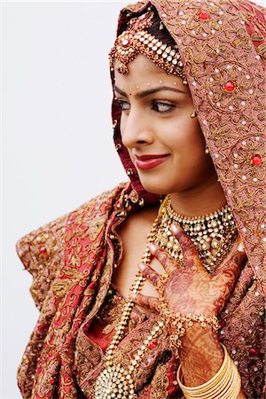 simsearch:630-01192908,k - Close-up of a bride in a traditional wedding dress Fotografie stock - Premium Royalty-Free, Codice: 630-01192909