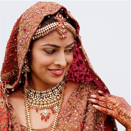 simsearch:630-01192994,k - Close-up of a bride in a traditional wedding dress Fotografie stock - Premium Royalty-Free, Codice: 630-01192910