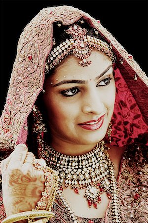 simsearch:630-01192957,k - Close-up of a bride in a traditional wedding dress holding a veil Fotografie stock - Premium Royalty-Free, Codice: 630-01192935