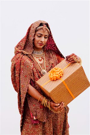 Bride holding a gift Stock Photo - Premium Royalty-Free, Code: 630-01192941