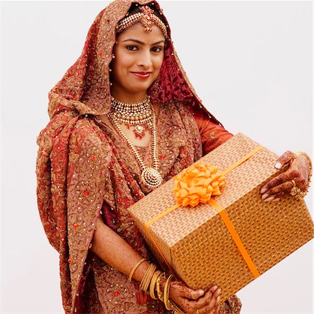 simsearch:630-01192994,k - Portrait of a bride holding a gift Fotografie stock - Premium Royalty-Free, Codice: 630-01192942