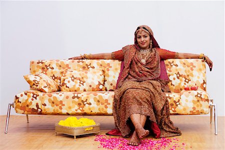 Portrait d'une jeune mariée, assis sur un canapé Photographie de stock - Premium Libres de Droits, Code: 630-01192951