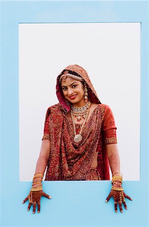 simsearch:630-01192994,k - Portrait of a bride in a traditional wedding dress smiling Fotografie stock - Premium Royalty-Free, Codice: 630-01192984