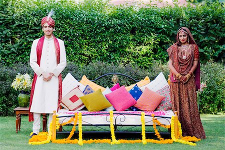simsearch:630-01192929,k - Porträt von einem frisch verheirateten Paar in traditionellen Brautkleid stehen neben einem Bett in einem Rasen Stockbilder - Premium RF Lizenzfrei, Bildnummer: 630-01192989