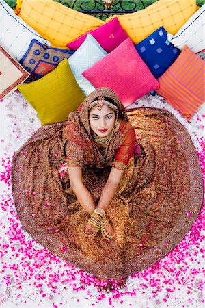 High angle view of a bride in a traditional wedding dress lying on the bed Foto de stock - Sin royalties Premium, Código: 630-01192996