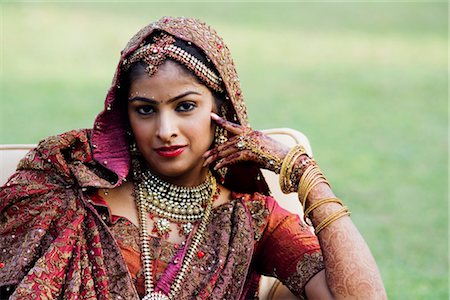 Portrait of a bride in a traditional wedding dress Stock Photo - Premium Royalty-Free, Code: 630-01193024