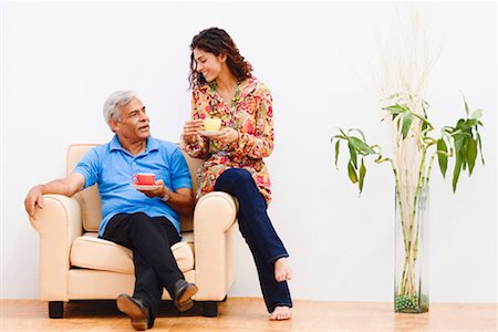 Jeune femme et son grand-père, assis dans un fauteuil et souriant Photographie de stock - Premium Libres de Droits, Code: 630-01296882