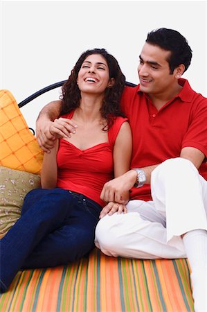 Jeune couple assis sur le lit et souriant Photographie de stock - Premium Libres de Droits, Code: 630-01297124