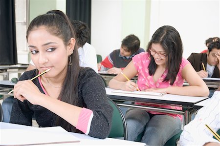 Female college student trying to cheat in an exam Foto de stock - Sin royalties Premium, Código: 630-01490404