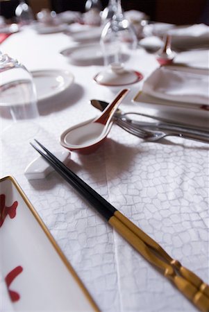 espanador de penas - Close-up of chopsticks and crockery on a dining table Foto de stock - Royalty Free Premium, Número: 630-01490434