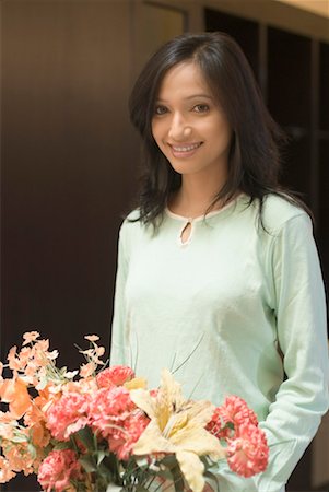 simsearch:630-01492252,k - Portrait d'une jeune femme tenant un bouquet de fleurs et souriant Photographie de stock - Premium Libres de Droits, Code: 630-01490466