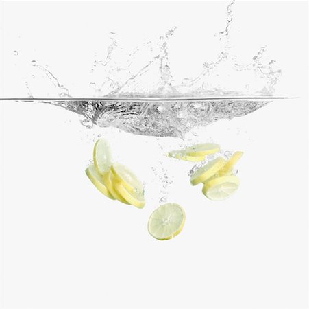 Tranches de citron sous l'eau Photographie de stock - Premium Libres de Droits, Code: 630-01490559