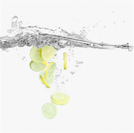 simsearch:630-02220372,k - Slices of a lemon underwater Foto de stock - Sin royalties Premium, Código: 630-01490560