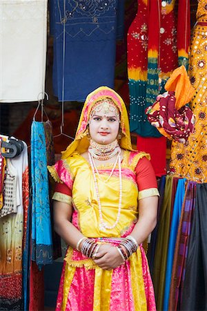 rajasthan clothes for women - Portrait d'une jeune femme dans un costume de scène Photographie de stock - Premium Libres de Droits, Code: 630-01490590