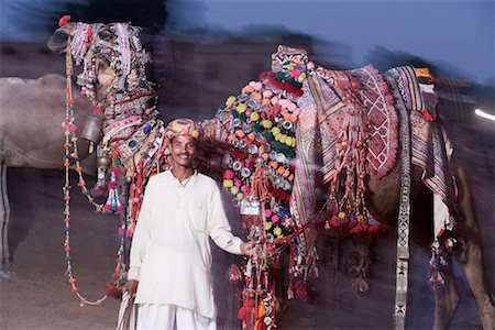 simsearch:630-01872996,k - Portrait of a young man standing in front of a camel Foto de stock - Sin royalties Premium, Código: 630-01490648