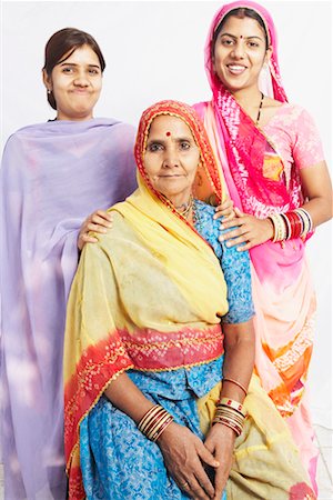 rajasthan clothes for women - Portrait d'une femme senior assis et ses deux filles debout derrière elle Photographie de stock - Premium Libres de Droits, Code: 630-01490736