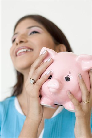 simsearch:630-01491753,k - Nahaufnahme einer jungen Frau hält ein Sparschwein und Lächeln Stockbilder - Premium RF Lizenzfrei, Bildnummer: 630-01490821