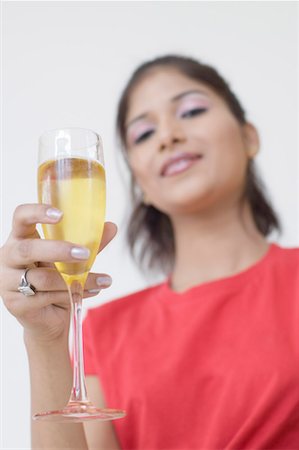 simsearch:630-01492252,k - Portrait d'une jeune femme tenant une flûte de champagne Photographie de stock - Premium Libres de Droits, Code: 630-01490838