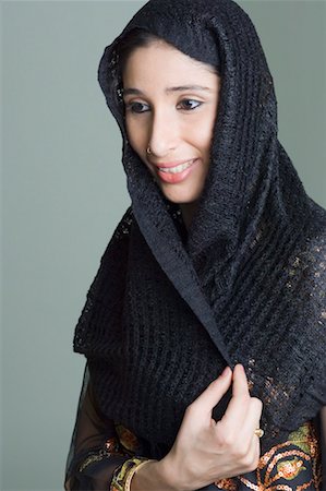 Gros plan d'une jeune femme portant l'abaya Photographie de stock - Premium Libres de Droits, Code: 630-01490878