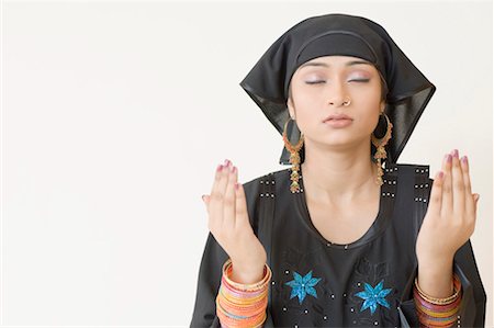 simsearch:693-06019317,k - Close-up of a young woman praying Foto de stock - Royalty Free Premium, Número: 630-01490975