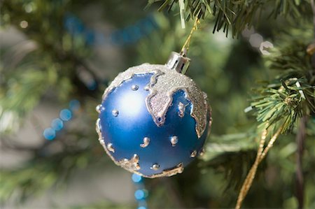 fiore - Close-up of a Christmas ornament hanging on a Christmas tree Stock Photo - Premium Royalty-Free, Code: 630-01491167