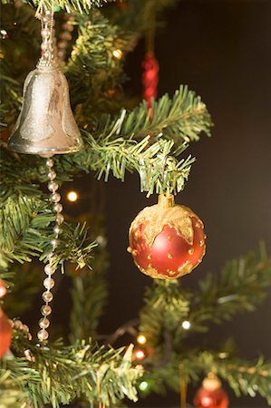 simsearch:853-03458944,k - Close-up of a decorated Christmas tree Foto de stock - Royalty Free Premium, Número: 630-01491178