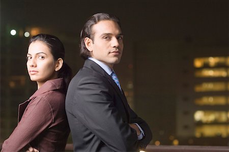 Portrait d'un homme et une femme d'affaires debout dos à dos Photographie de stock - Premium Libres de Droits, Code: 630-01491280