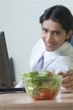 simsearch:630-01492537,k - Seitenansicht eines jungen Mannes zu erreichen, eine Schüssel mit Salat Stockbilder - Premium RF Lizenzfrei, Bildnummer: 630-01491493