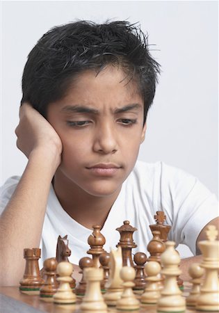 Close-up of a boy playing chess Foto de stock - Sin royalties Premium, Código: 630-01491558